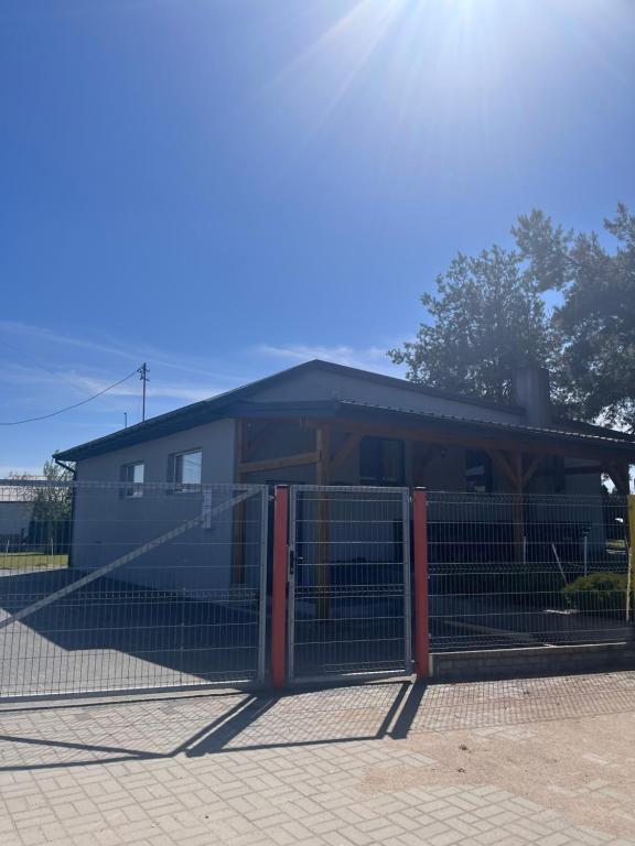 pokoje-pracownicze-ogrodzenie-obiektu